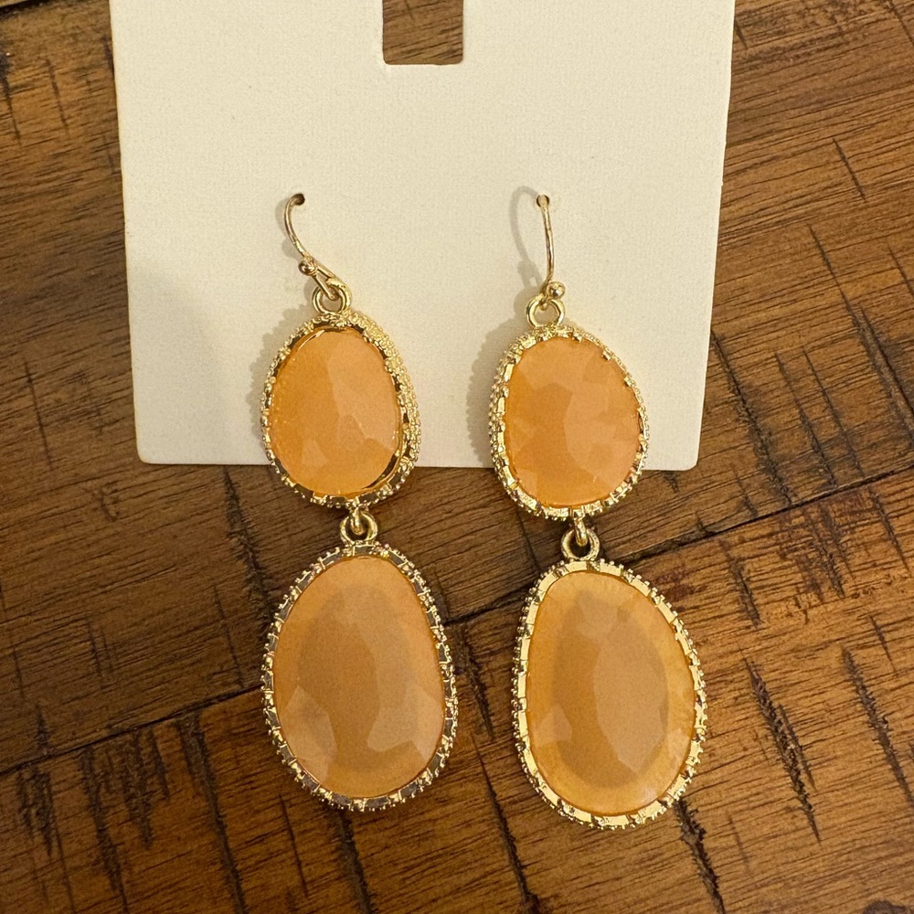 🔴2/$10- Elegant Gold and Peach Dangle Earrings